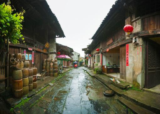9岁儿子7点起床为家人做早餐，如何看待孩子的行为？你会让孩子这样做吗？